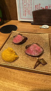 肉会でご提供する黒毛和牛の炙り、練り辛子を添えて