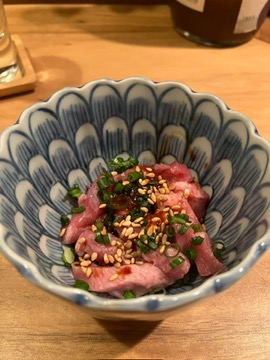 刻んだ黒毛和牛に葱と胡麻を添えて