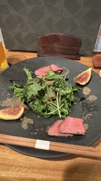 黒毛和牛と旬野菜、いちじくを添えたサラダ仕立ての一皿