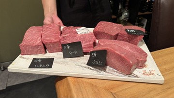 その日厳選した黒毛和牛の部位を店主が説明する様子