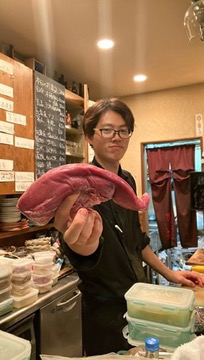 仕入れた黒毛和牛の塊を手にする饗応 元の店主
