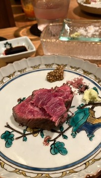 黒毛和牛の炙り、山葵を添えて